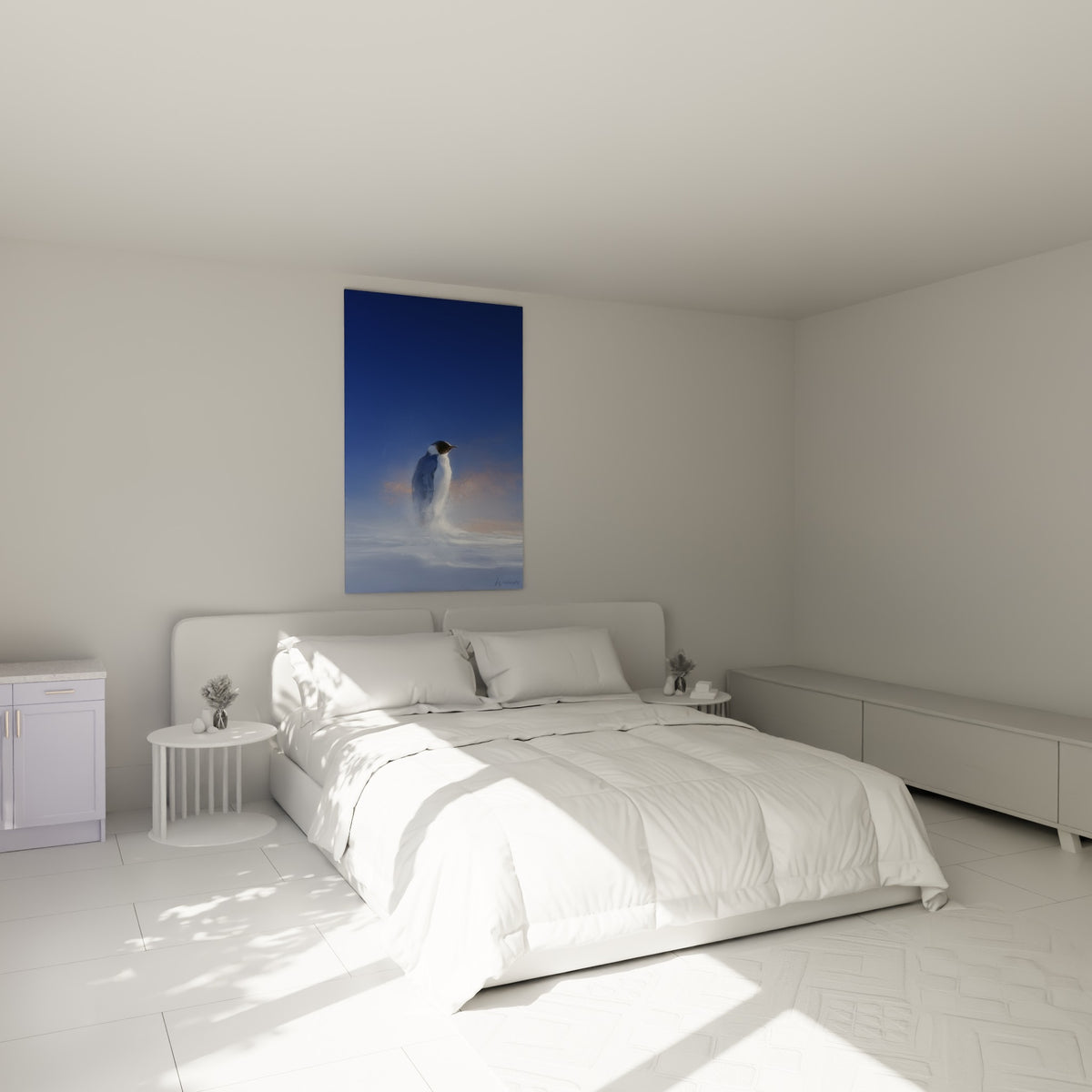 Silhouette de manchot bleu marine et blanc, oiseau debout dans la neige, au-dessus d'un lit dans une chambre claire