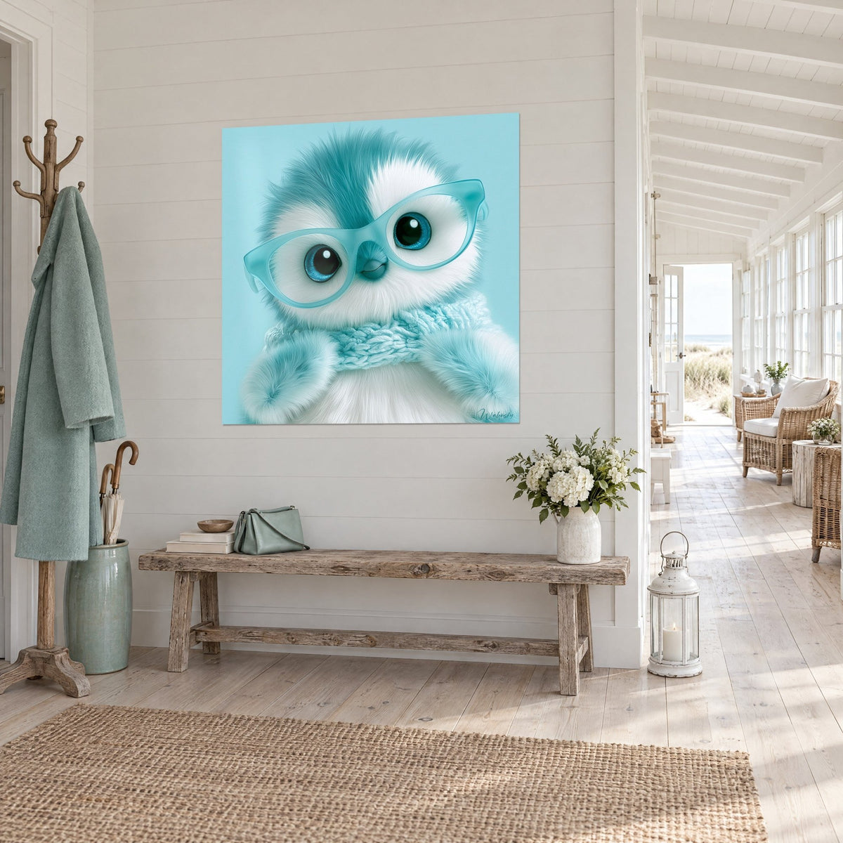Quadro pinguino morbidissimo dai grandi occhi blu e montatura traslucida turchese, sfondo blu ghiacciaio, in un ingresso in legno imbiancato