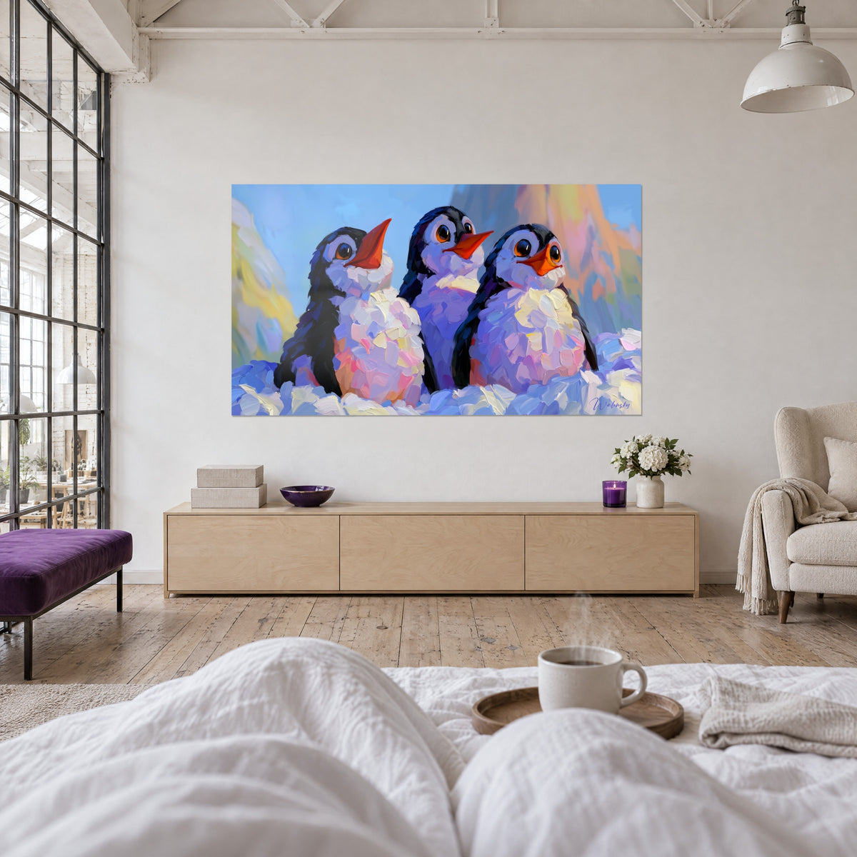 Gemälde Pinguinfamilie mit blauem Gefieder und orangefarbenem Schnabel auf einer lila und weißen Eisscholle, über einem Bett in einem hellen Schlafzimmer
