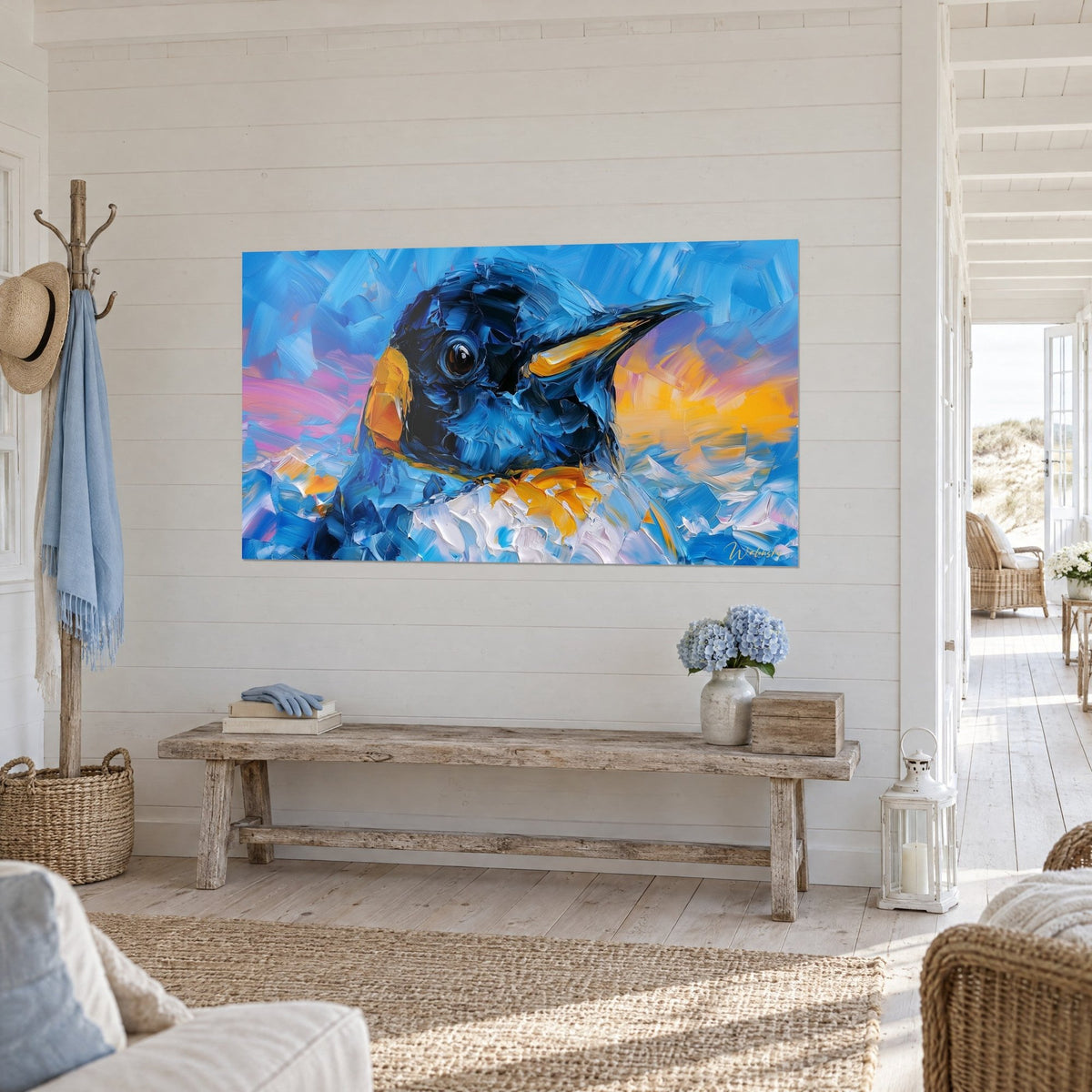 Schilderij poolvogel met nachtblauw verenkleed en parelmoerwitte borst, gouden lucht, driekwartaanzicht in de maritieme hal