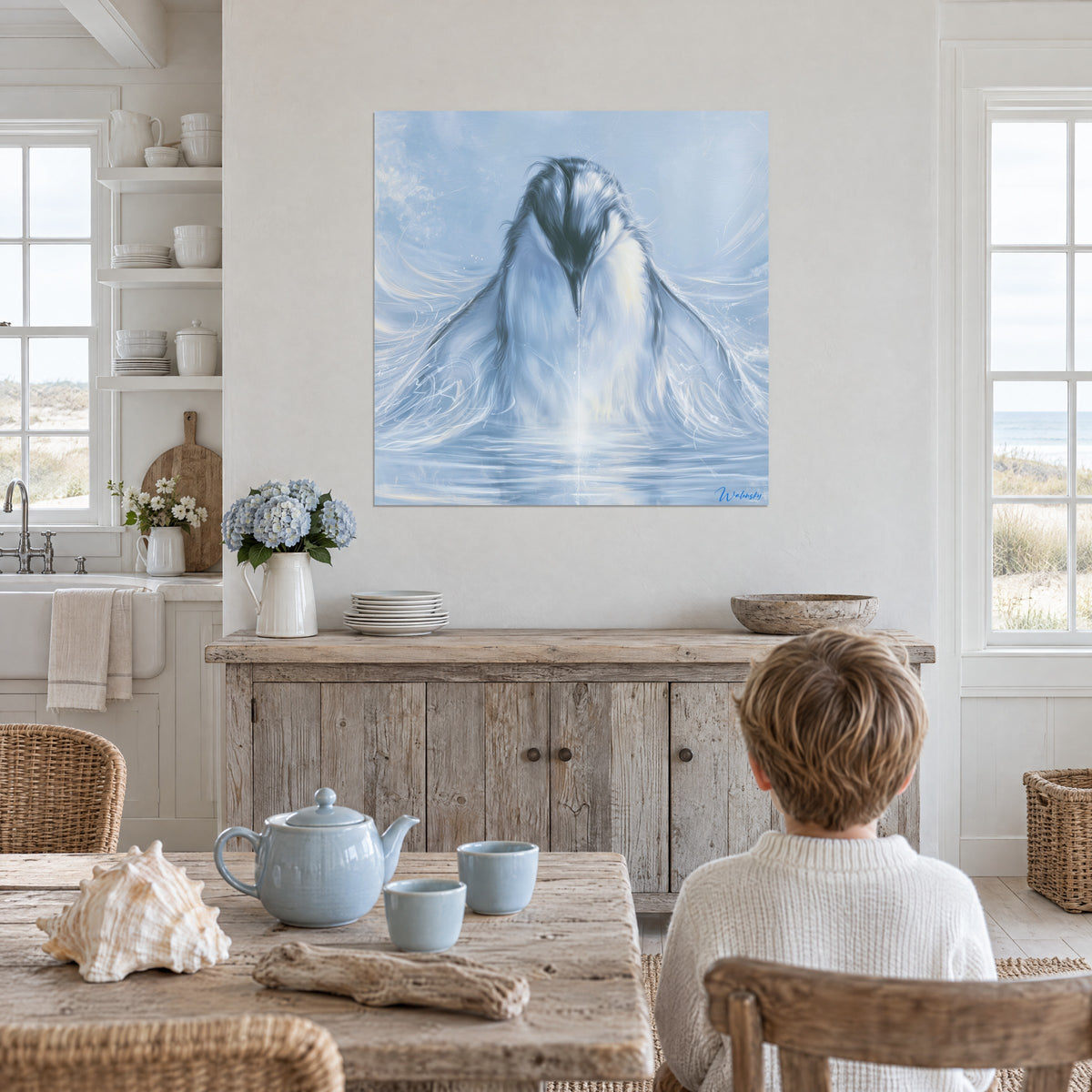 Tableau manchot impérial émergeant des vagues, dégradé bleu poudré et blanc nacré, mur en lambris dans une cuisine de bord de mer