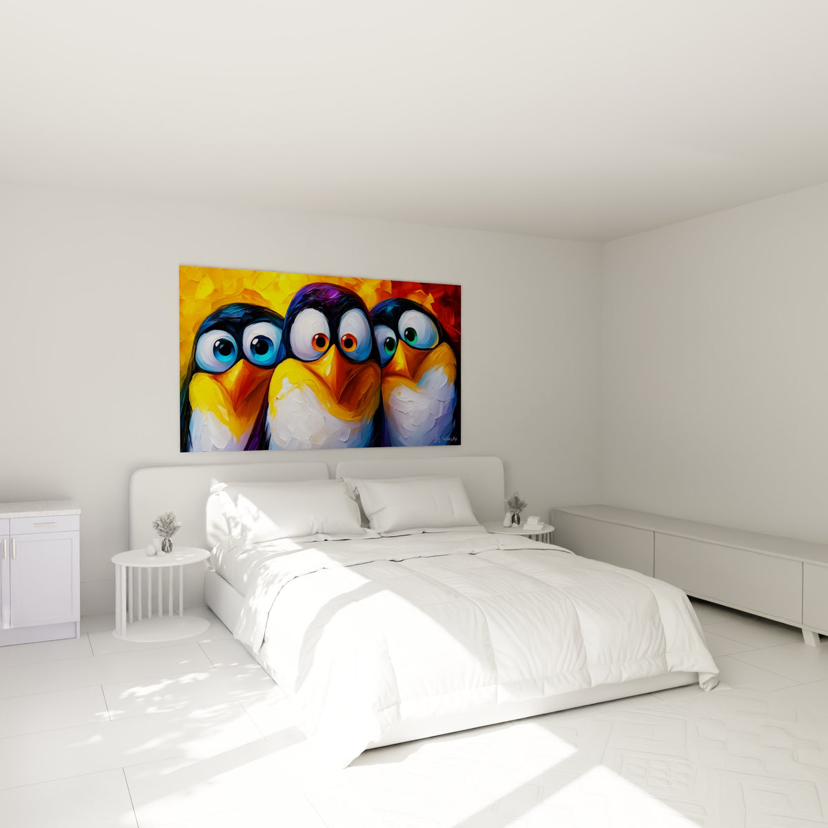 Pingouins colorés aux yeux écarquillés, tons orange et bleu marine, accrochés au-dessus d'un lit dans une chambre claire