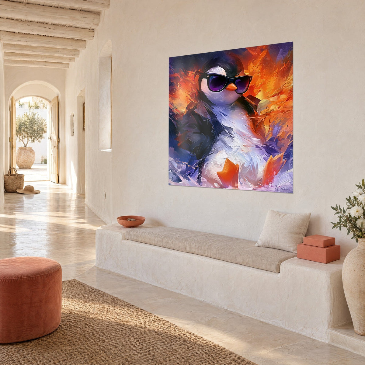 Tableau oiseau polaire aux verres violets, bec orange et fond de flammes, vu de trois-quarts sur un mur blanc d'une maison méditerranéenne