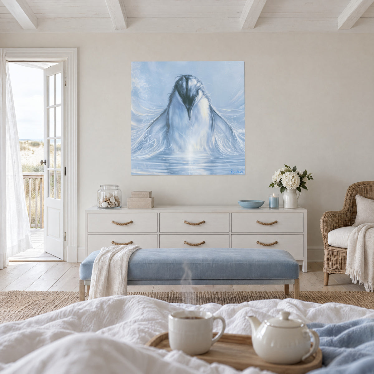 Tableau silhouette d'oiseau marin aux plumes givrées bleu azur et ivoire, filet d'eau vertical, au-dessus d'un lit dans une chambre claire