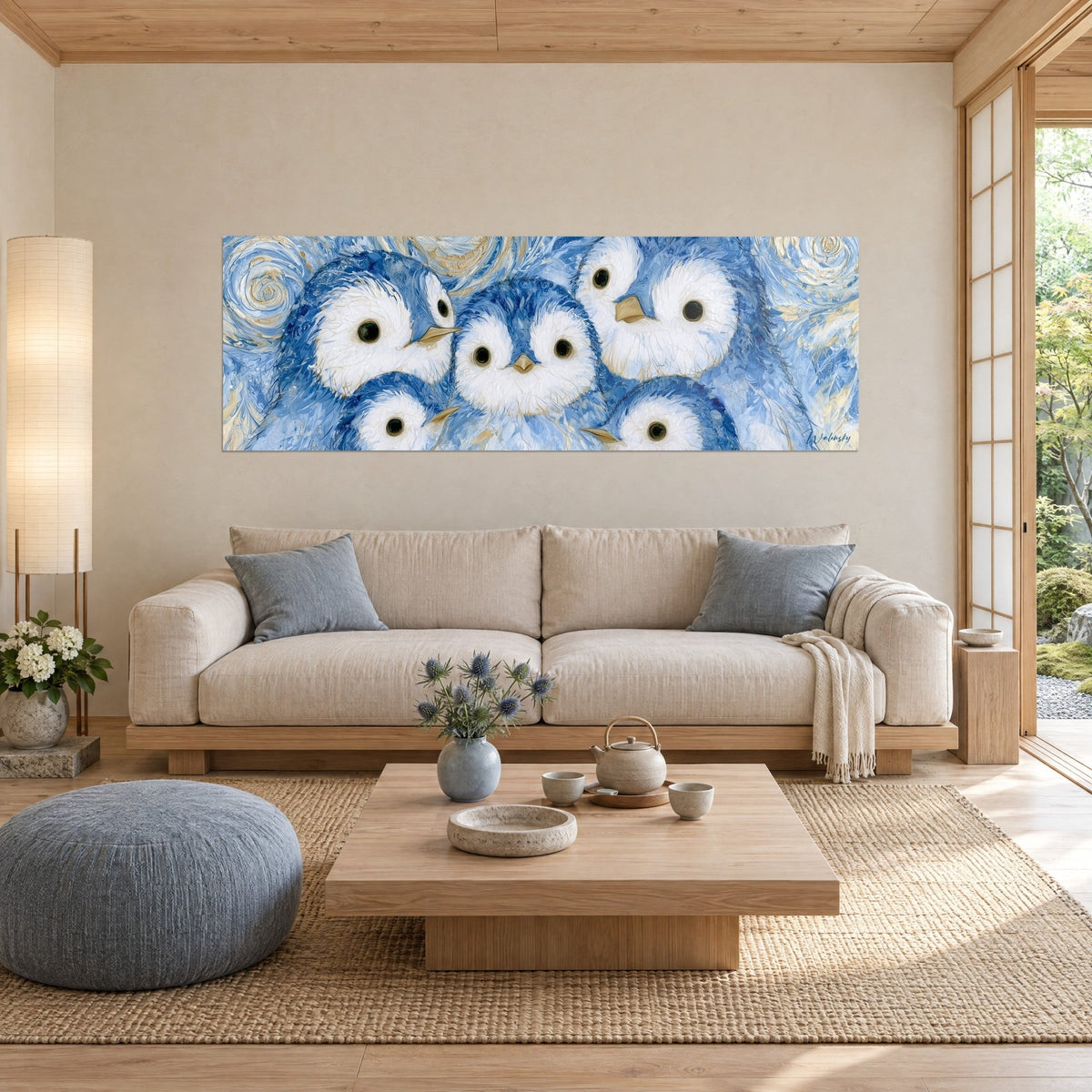 Gemälde Nest mit blau-weißen Pinguinküken mit goldenen Schnörkeln, über einem Sofa in einem hellen Wohnzimmer