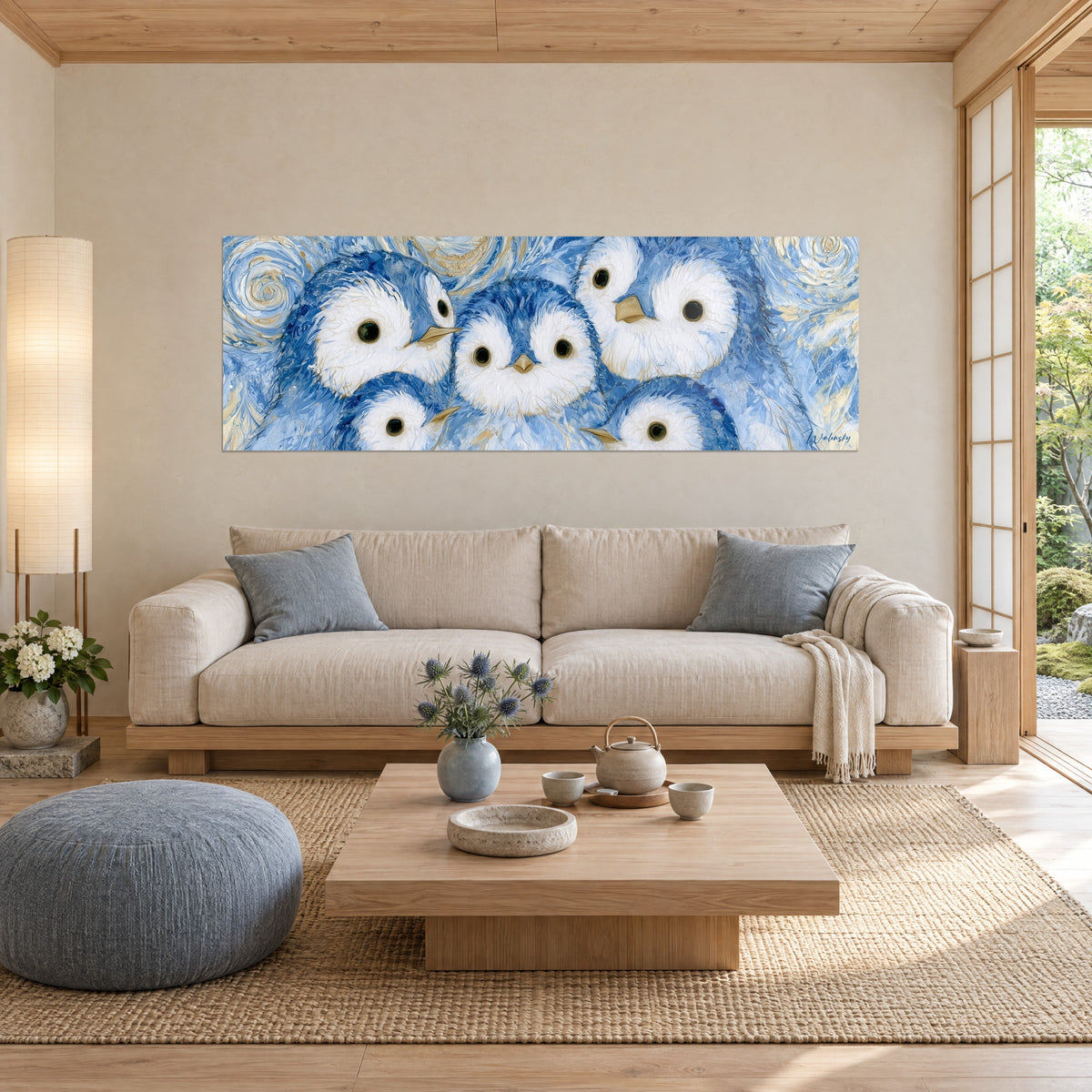 Tableau nichée de poussins pingouins bleus et blancs aux volutes dorées, au-dessus d'un canapé dans un salon lumineux