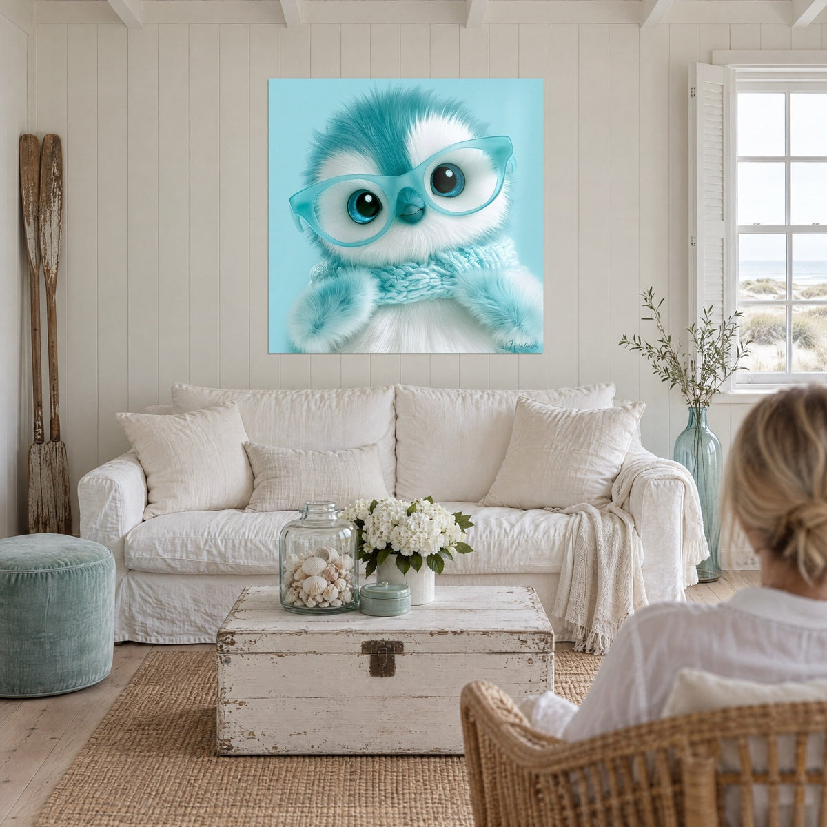 Quadro pulcino di pinguino soffice con occhiali turchesi, piumaggio bianco e blu petrolio, sciarpa lavorata a maglia, sopra un divano in un soggiorno luminoso