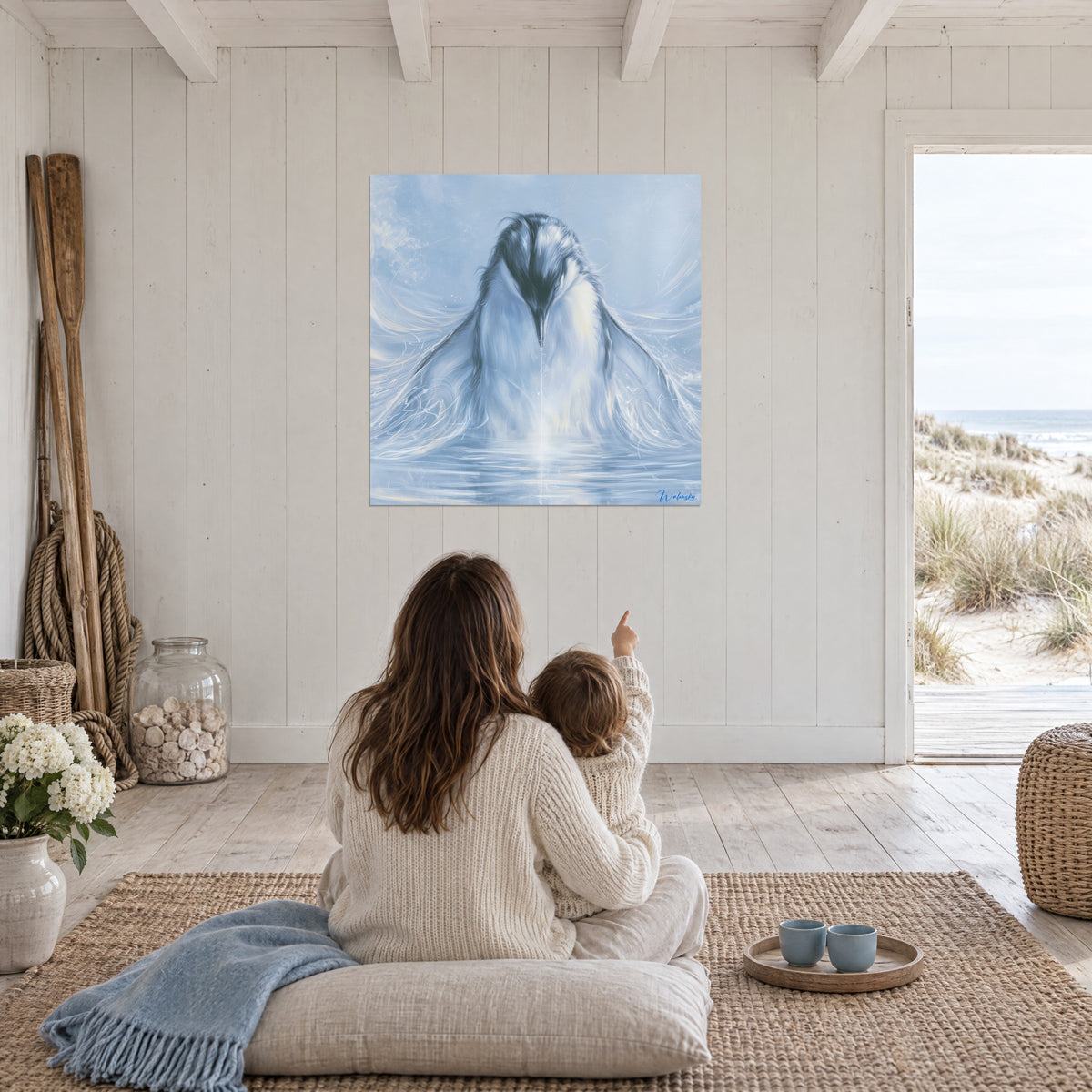 Tableau pingouin aux ailes déployées en tourbillons de pinceau bleu pâle et blanc, coulée d'eau centrale, salon vu depuis le tapis en jonc
