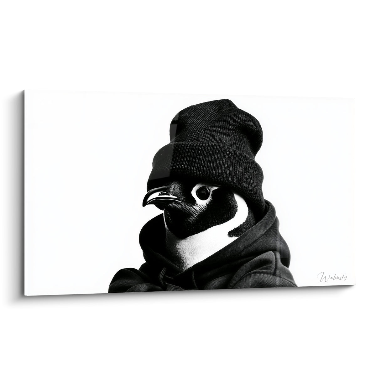 Pingouin en bonnet noir et capuche sombre, portrait graphique en noir et blanc sur fond blanc pur