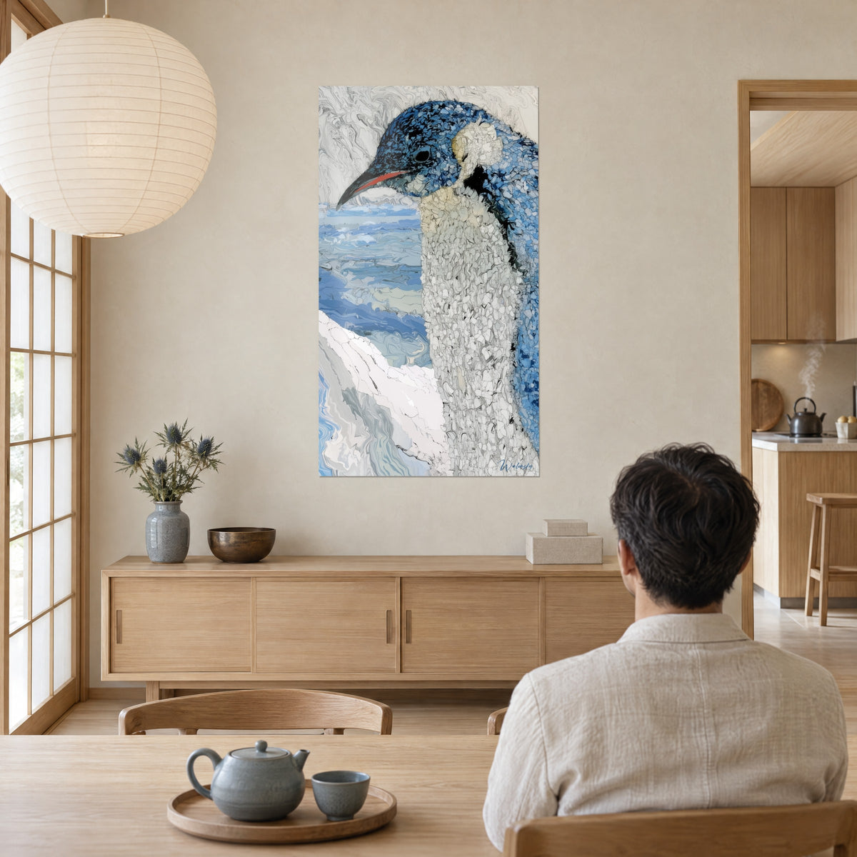 Tableau portrait de pingouin aux écailles bleu marine et blanc nacré, œil noir, glace marbrée, au-dessus d'un buffet en bois clair