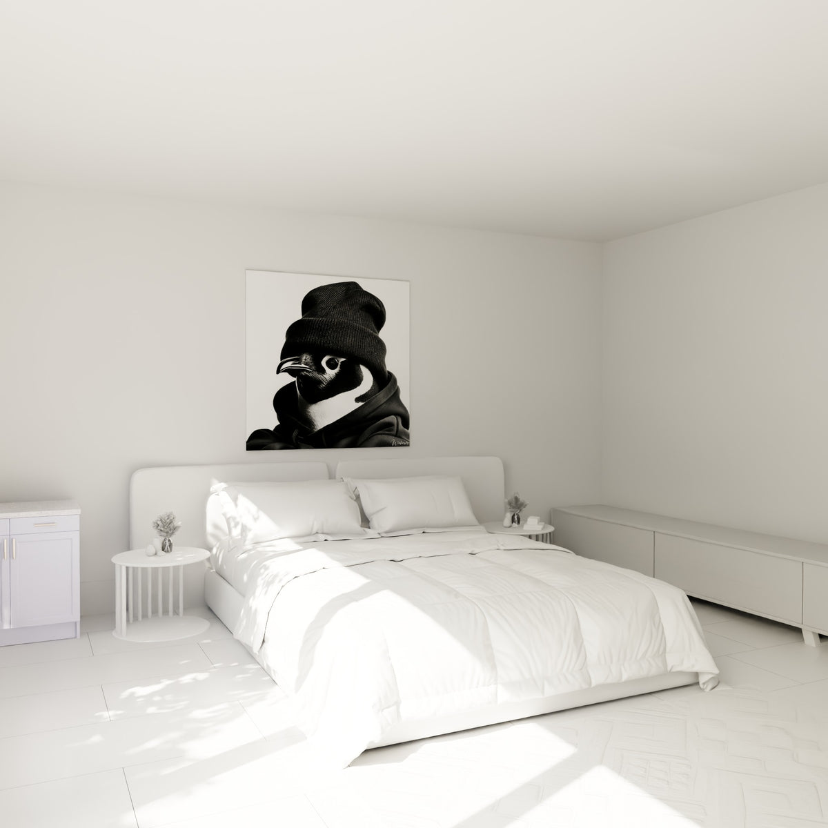 Bonnet noir texturé sur ce pingouin blanc et sombre, accroché au-dessus d'un lit dans une chambre claire