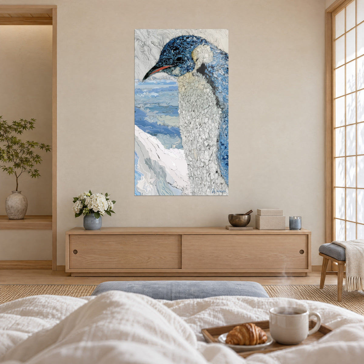 Tableau manchot empereur de profil, bec rouge corail, plumage bleu azur et blanc écaillé, mer gris-bleu, au-dessus d'un lit dans une chambre claire