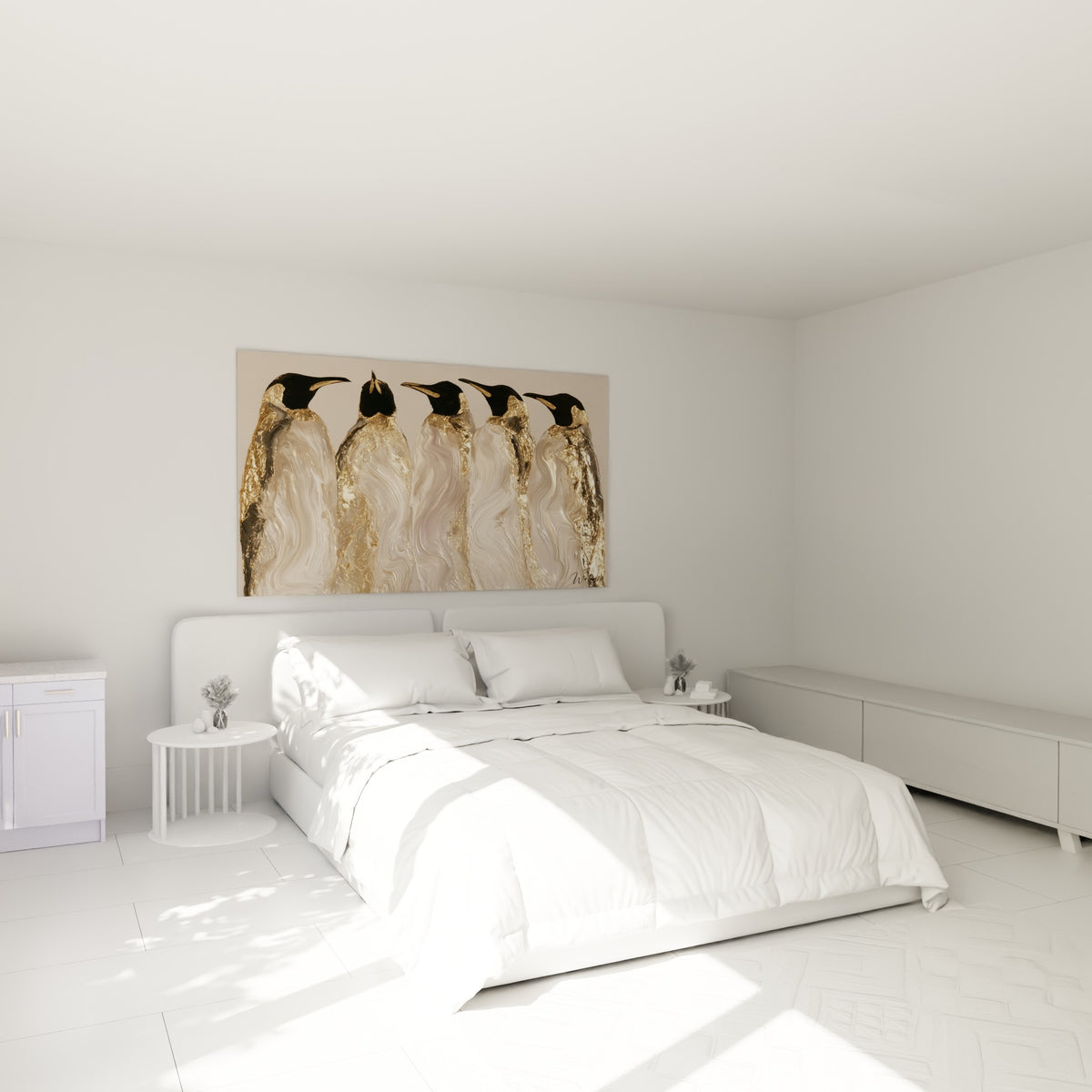 Pingouins dorés à texture marbrée blanche, alignés en rangée, au-dessus d'un lit dans une chambre claire.