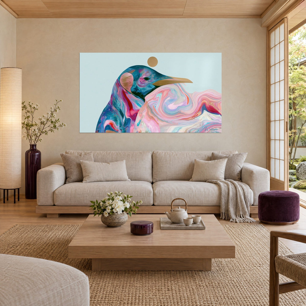 Quadro pinguino con volute marmorizzate rosa e blu, cerchio dorato, sopra un divano in un soggiorno luminoso