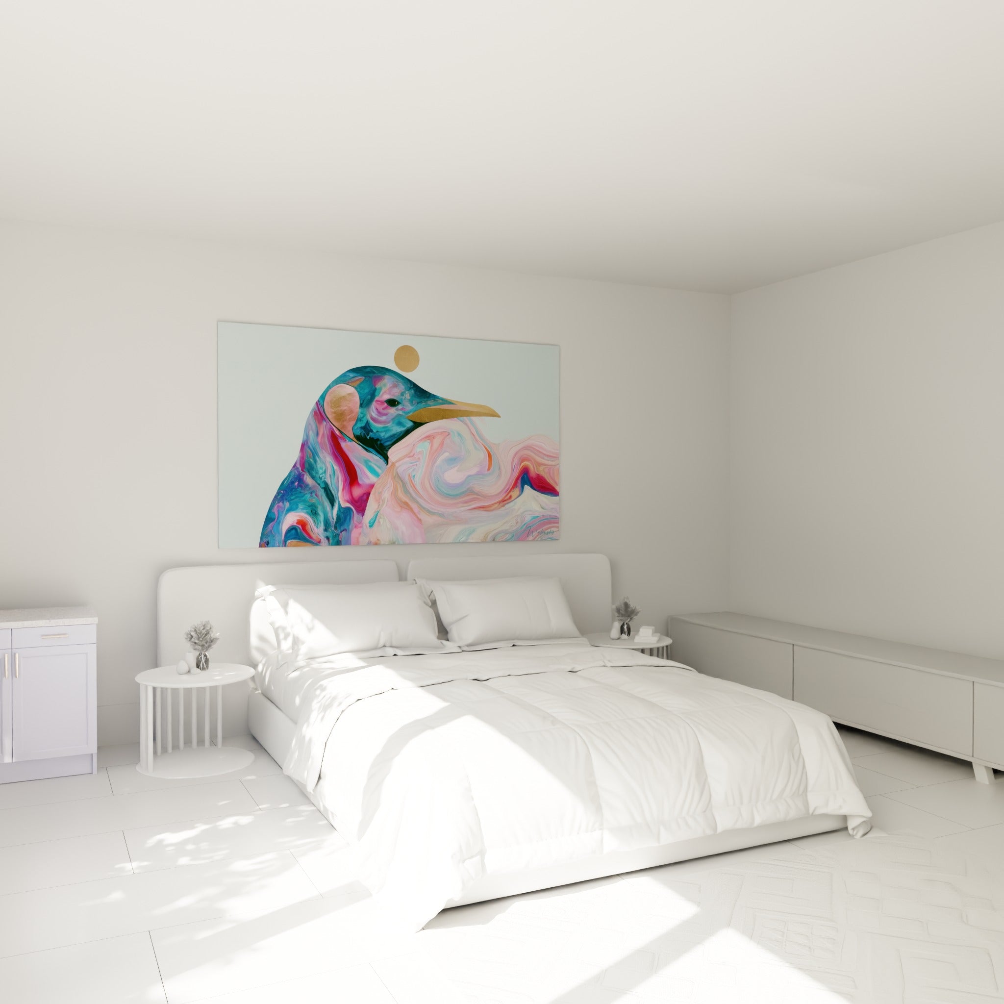 Marbrures roses et bleues du pingouin doré accrochées au-dessus d'un lit dans une chambre claire