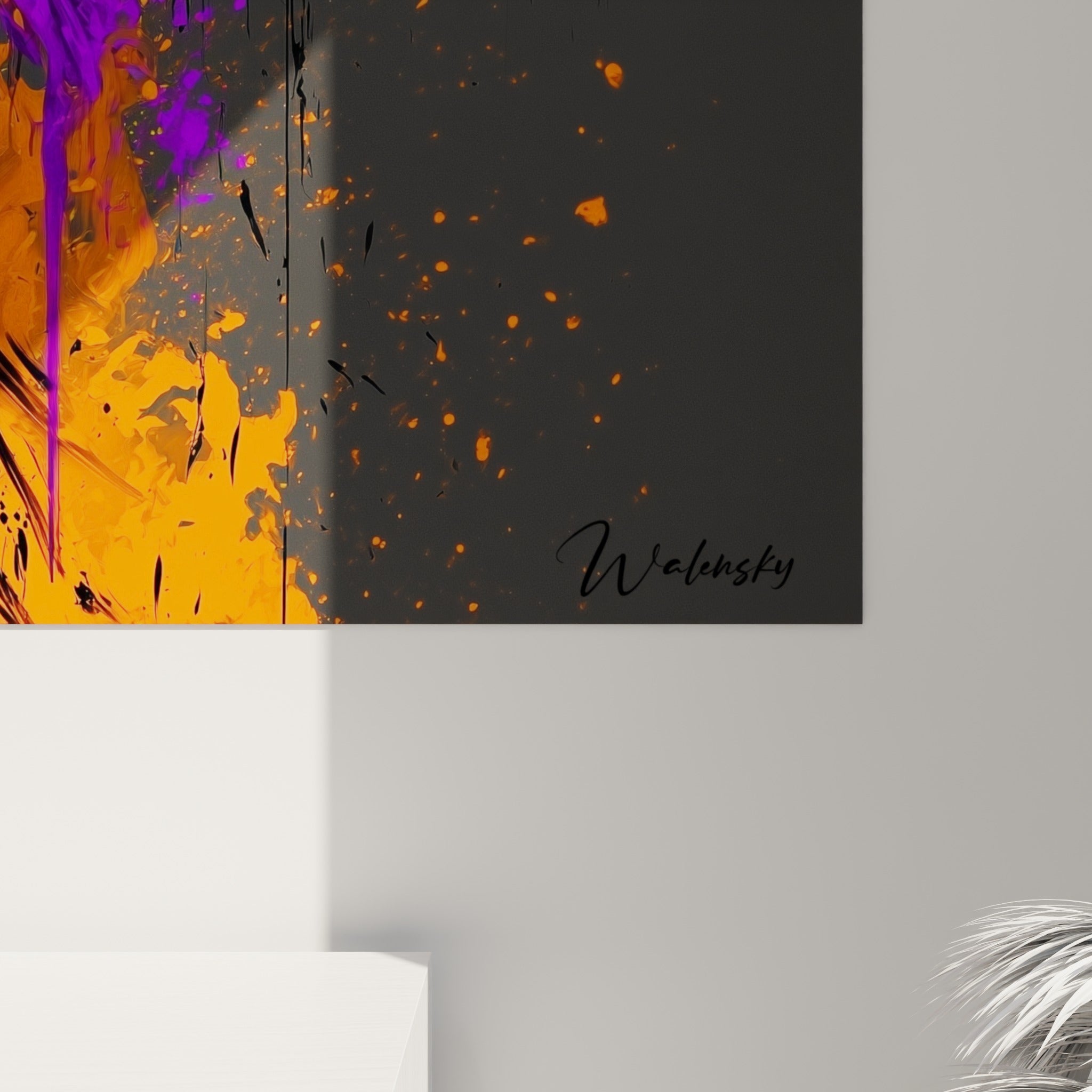 Empâtements orange et coulures violettes se mêlant au grain fin du plumage noir sur cette impression murale