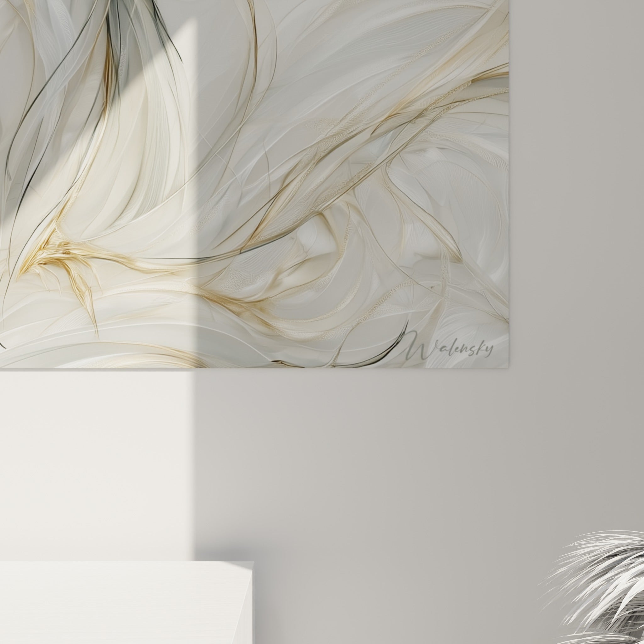Détail des filaments dorés et gris entrelacés du plumage, révélant la finesse du trait et la texture soyeuse