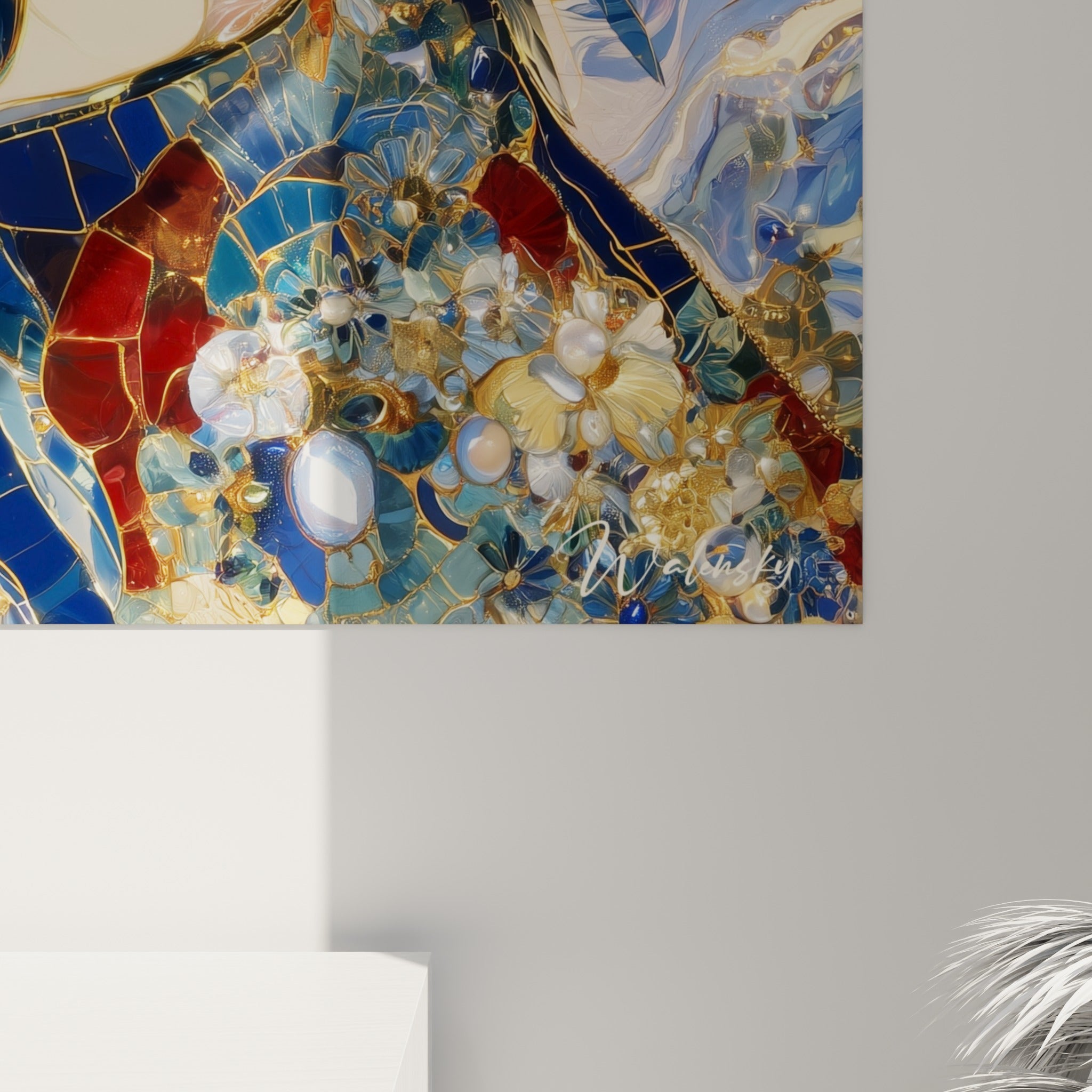 Détail des filets dorés et des segments bleu marine du plumage, texture brillante façon vitrail incrusté de perles