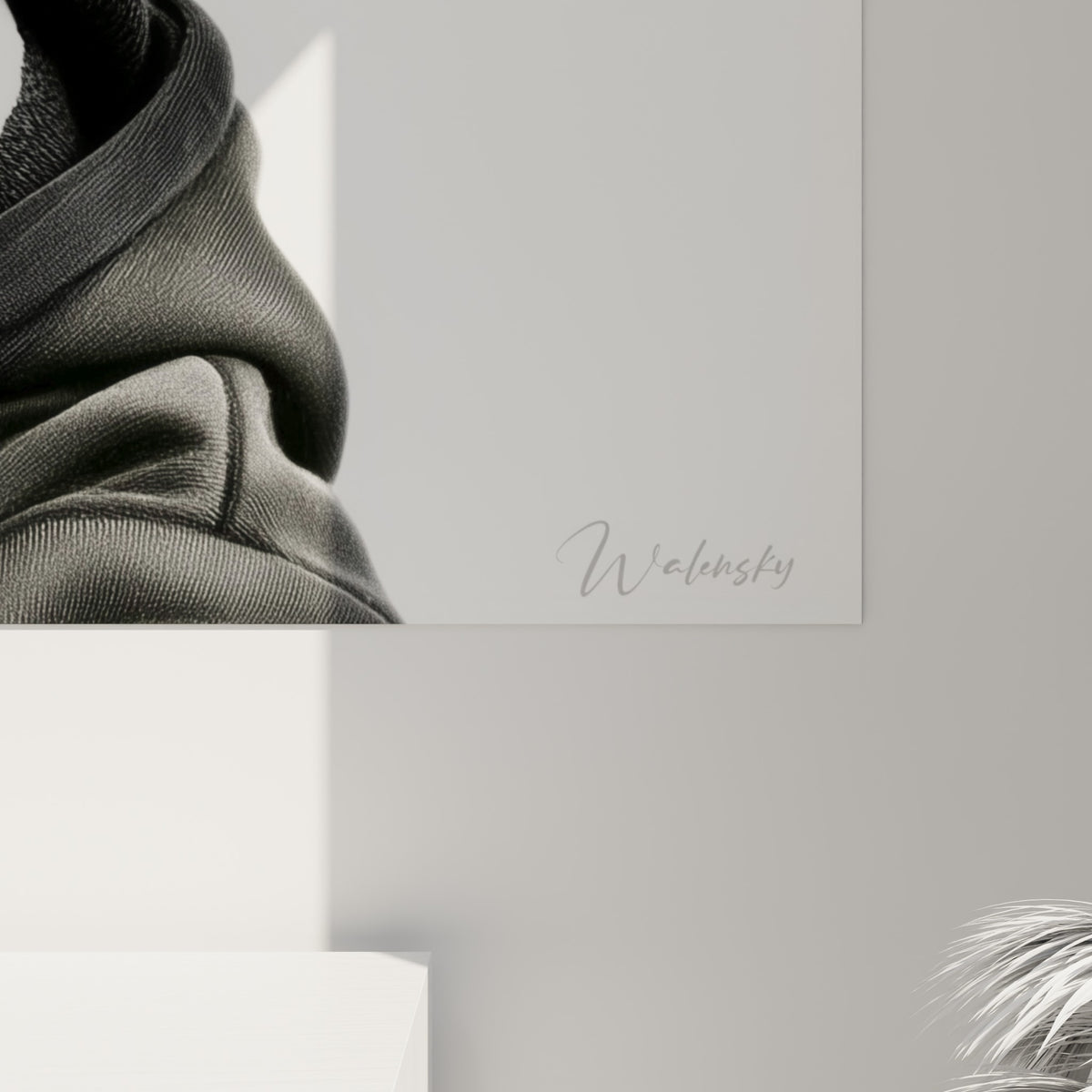 Détail du bec noir et blanc et du tissu tricoté du bonnet, textures et empâtements visibles sur la toile accrochée