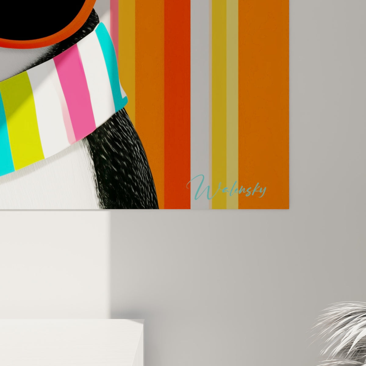 Détail du bec sombre et des rayures orange des lunettes, texture lisse et couleurs vives qui se touchent