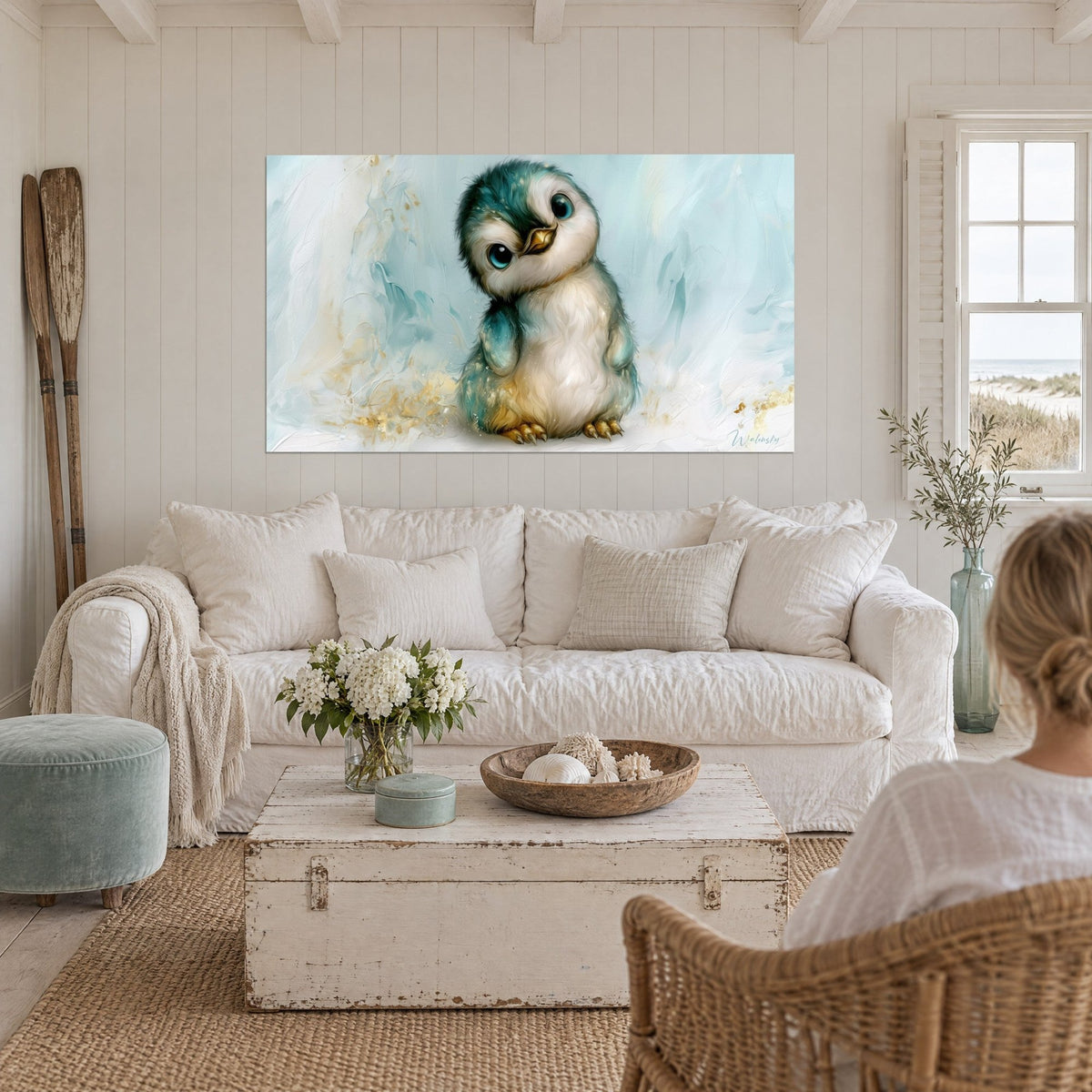 Gemälde Pinguin-Baby mit türkisfarbenen Augen, blau-cremefarbenes Gefieder, goldene Glanzlichter, über einem Sofa in einem hellen Wohnzimmer