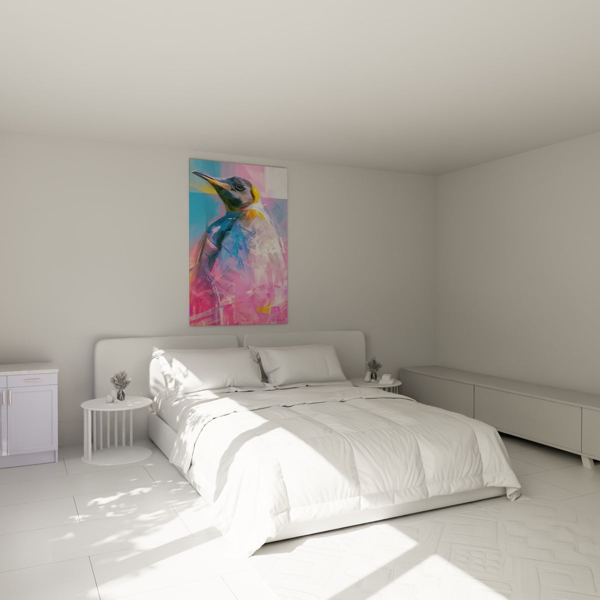 Pingouin aux teintes roses et dorées, cou jaune vif, au-dessus d'un lit dans une chambre claire