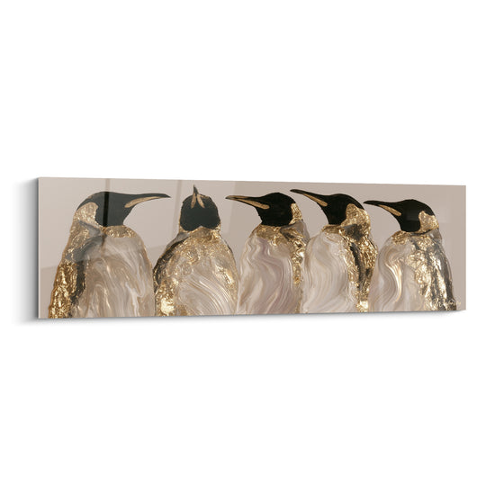 Cinq pingouins dorés et anthracite alignés en rang sur fond beige uni