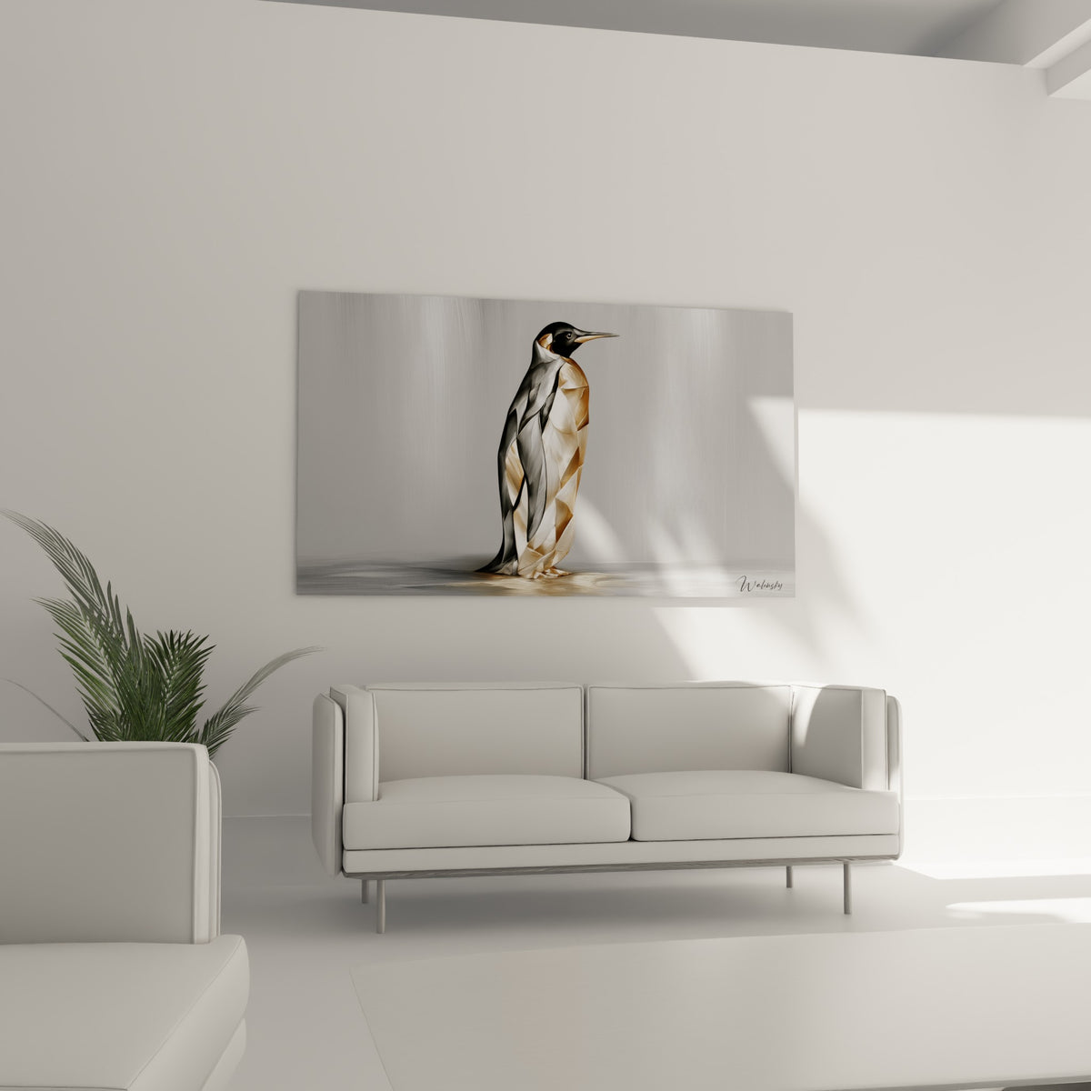 Œuvre de pingouin argenté aux reflets dorés accrochée au-dessus d'un canapé dans un salon lumineux