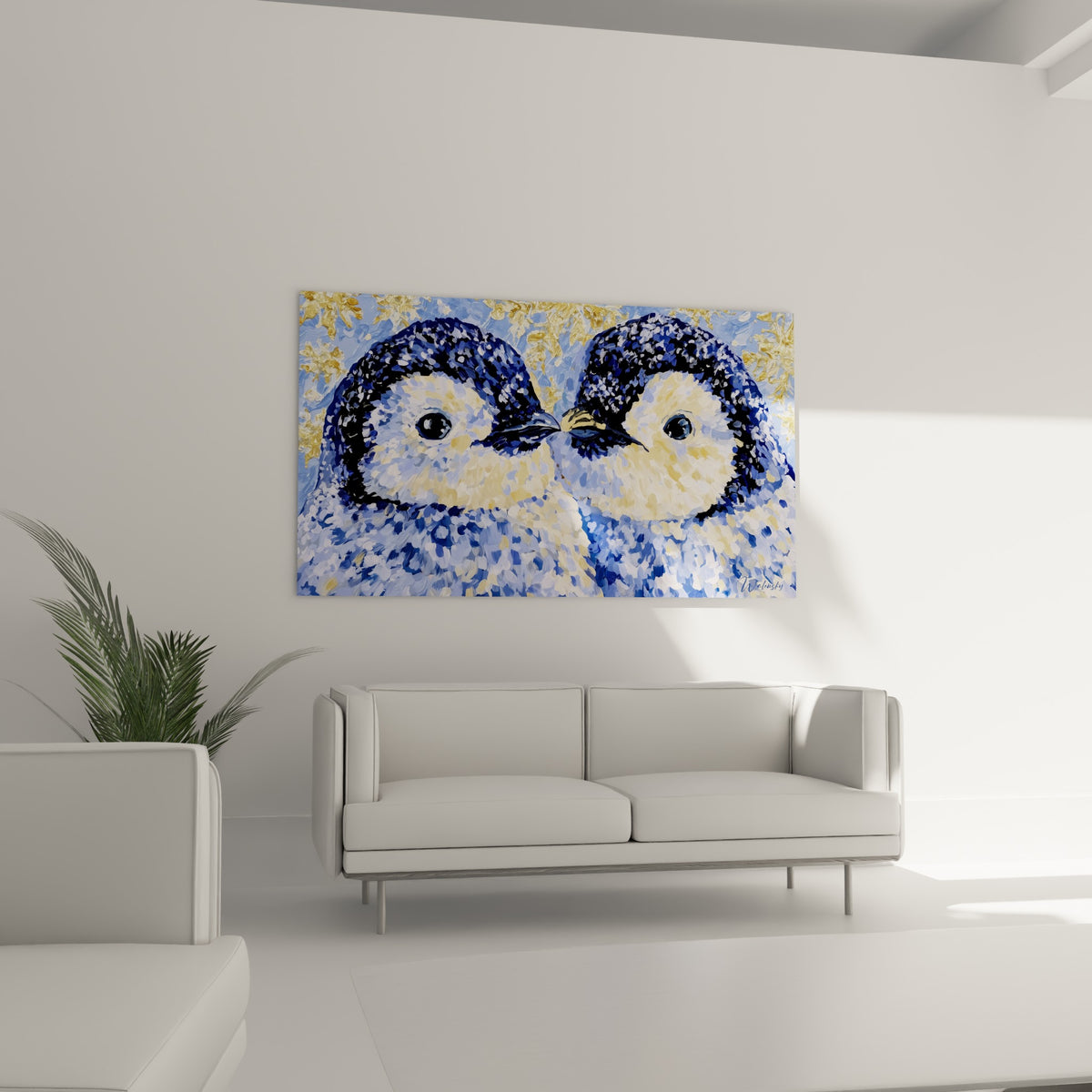 Têtes de pingouins bleu marine et crème posées au-dessus d'un canapé dans un salon lumineux