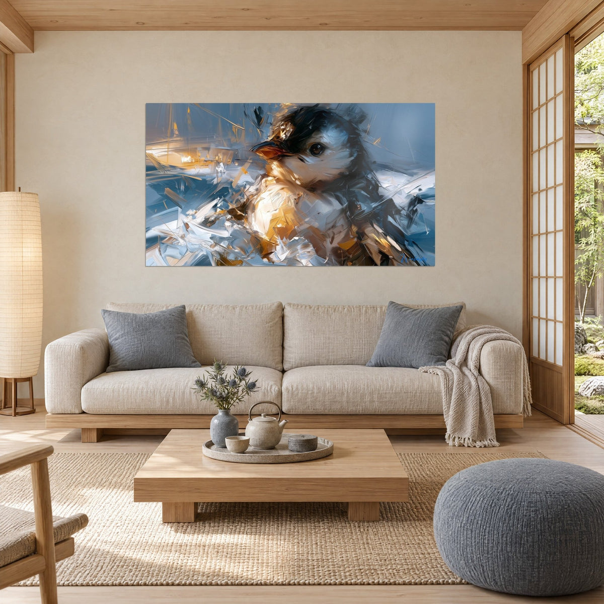 Schilderij pinguïnkuiken met oranje snavel, staalblauw en goud verenkleed, paletmesstreken, boven een bank in een lichte woonkamer