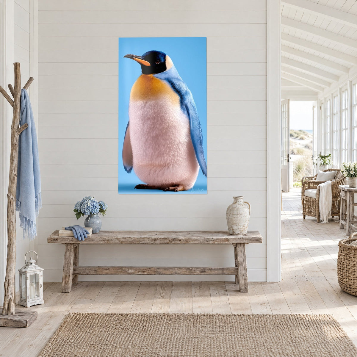 Tableau pingouin au ventre duveteux rose pâle et bec orangé, fond bleu ciel, mur de planches blanches bord de mer