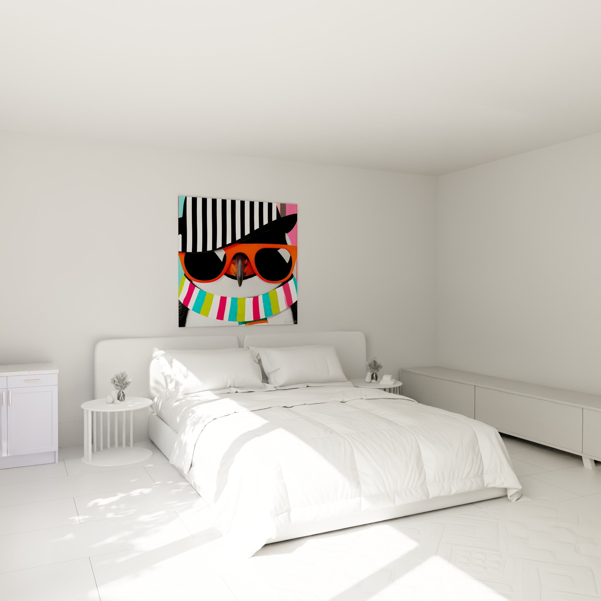 Pingouin coloré aux lunettes orange et écharpe rayée turquoise, accroché au-dessus d'un lit dans une chambre claire
