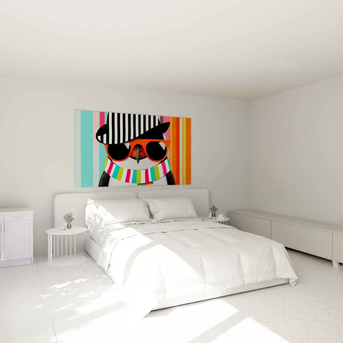 Personnage pingouin coloré, écharpe rose et verte, accroché au-dessus d'un lit dans une chambre claire