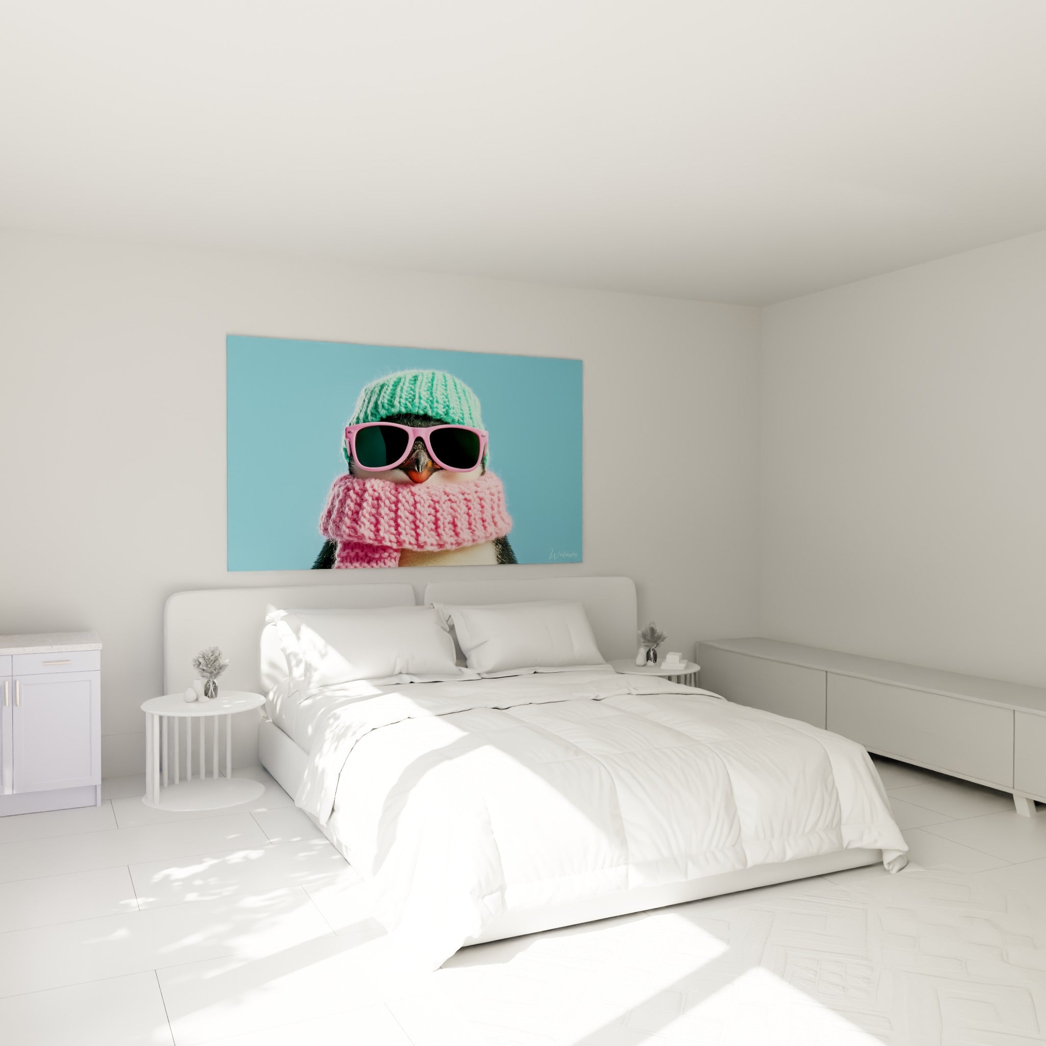 Bonnet vert et écharpe rose habillent ce pingouin accroché au-dessus d'un lit dans une chambre claire