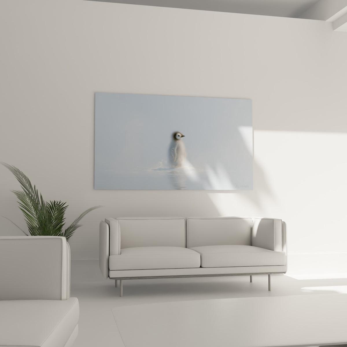 Jeune pingouin blanc et gris cendré éclaboussant l'eau limpide, au-dessus d'un canapé dans un salon lumineux