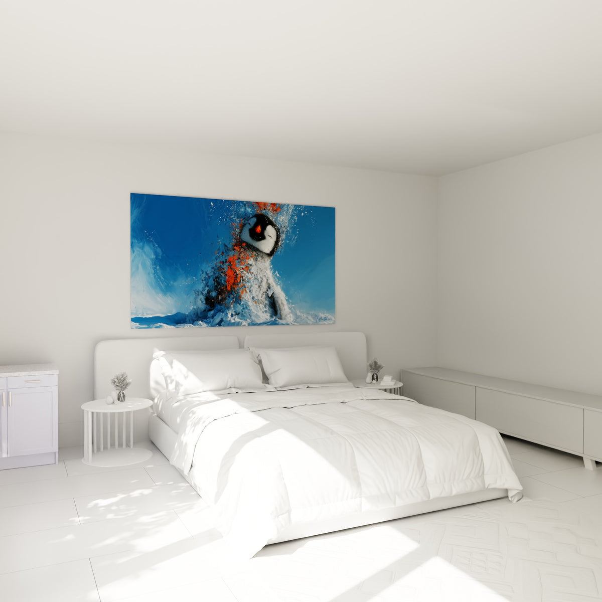 Éclats orange et bleu glacé sculptant un pingouin, accroché au-dessus d'un lit dans une chambre claire