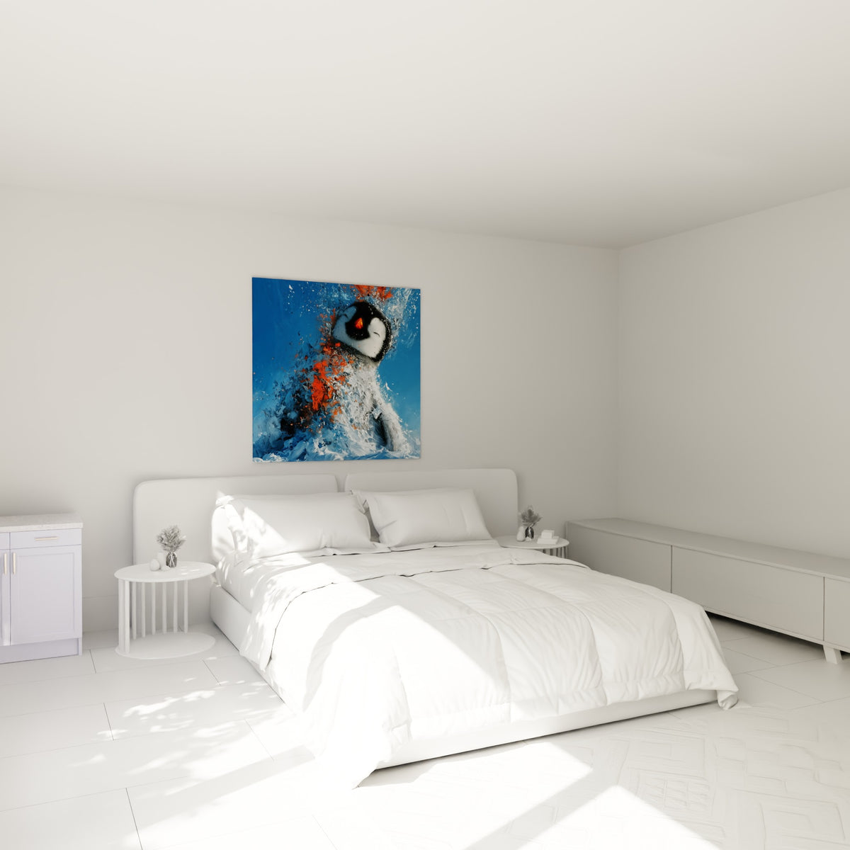 Manchot émergeant en éclats bleu marine et orangés, accroché au-dessus d'un lit dans une chambre claire