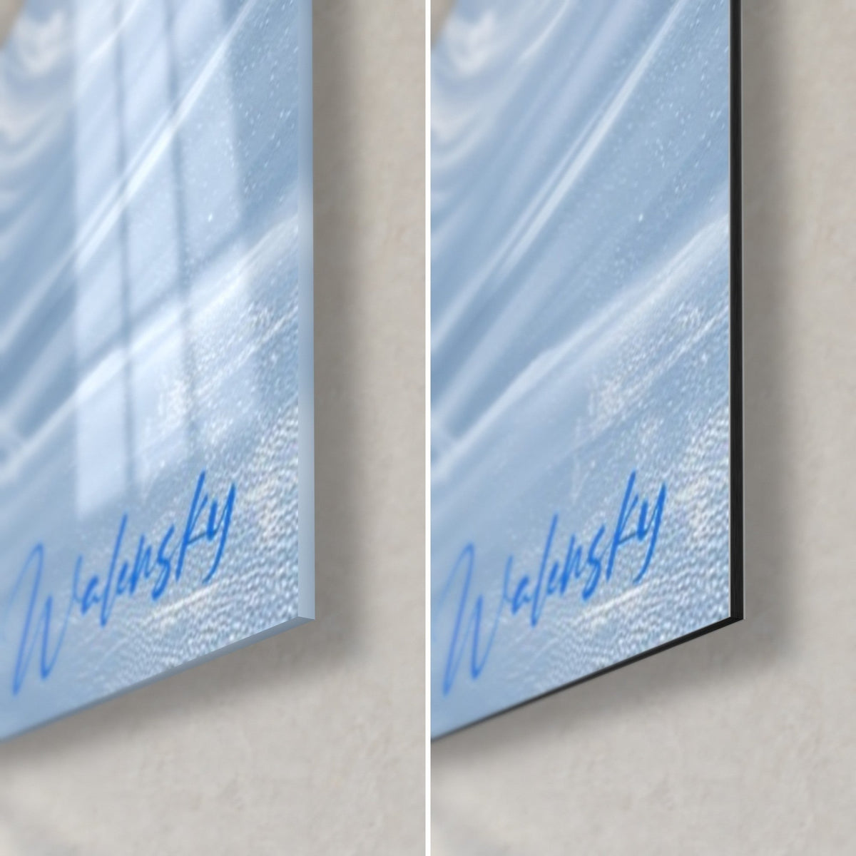 Schilderij pinguïn van gletsjerblauwe en witte veren, rechtsonder hoek, glanzend glas met reflecties, mat zwart Dibond, rand van 3 mm