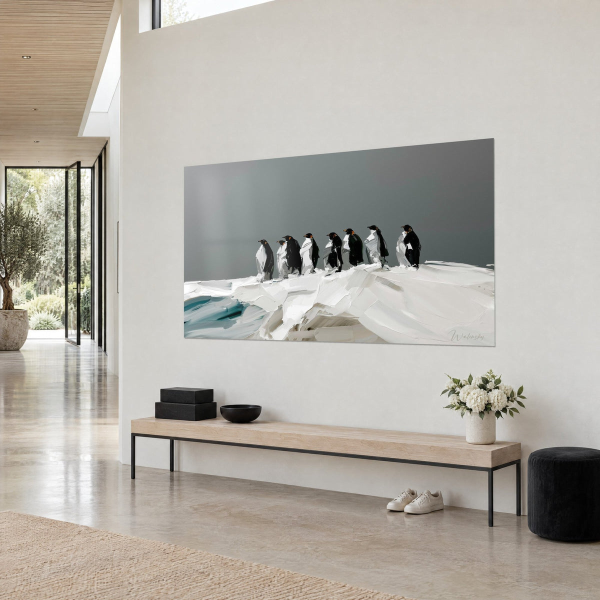 Gemälde Kolonie von Pinguinen mit orangefarbenem Schnabel, die über weißes Elfenbeineis watscheln, türkisfarbenes Meer unten links, helle Wand eines Wohnzimmers