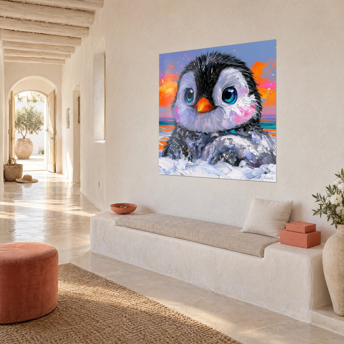 Schilderij van een poolkuiken met zwart en parelgrijs verenkleed, roze wangetjes, oranje zon op de achtergrond, driekwartzicht in een lichte gang