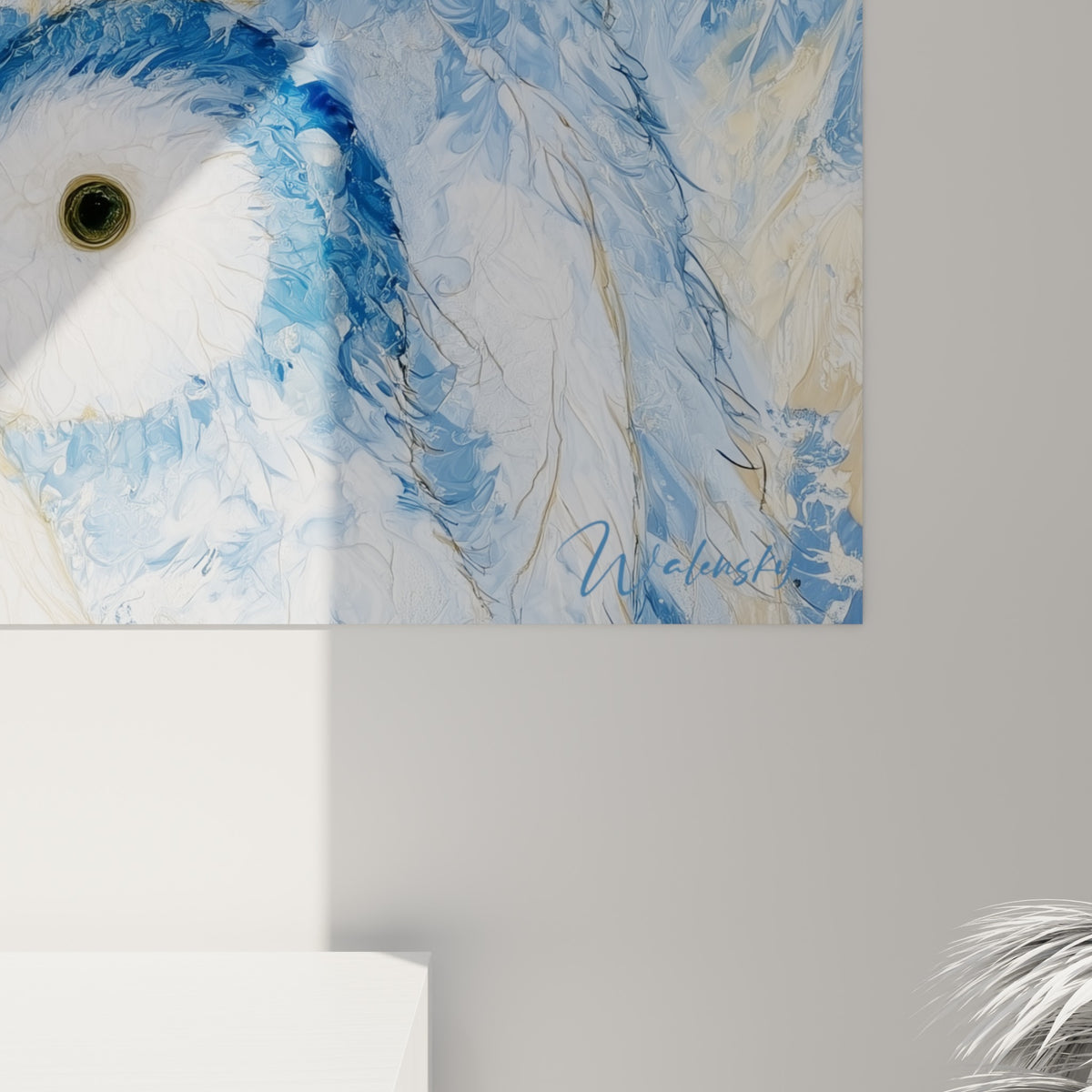 Empâtements bleu marine et dorés du plumage, matière épaisse et coulures visibles sur la toile accrochée