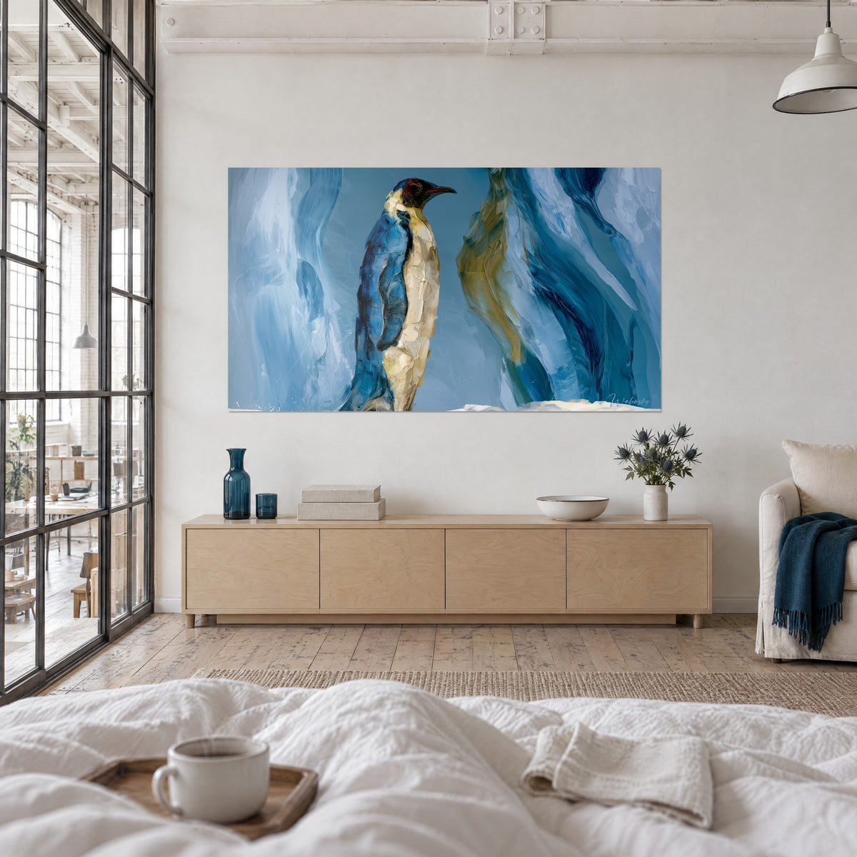 Schilderij ijswacht, kobaltblauwe pinguïn en goudocker voor ijzige golven, boven een bed in een lichte slaapkamer