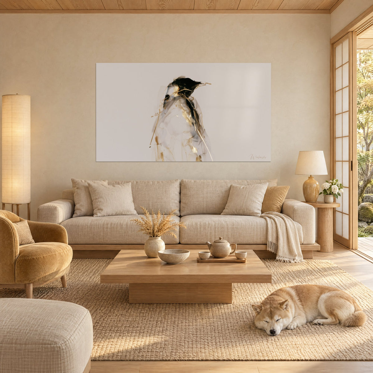 Cuadro pingüino estilizado con trazos dorados sobre fondo gris beige, silueta blanca y negra, un Shiba tumbado encima de un sofá en un salón luminoso