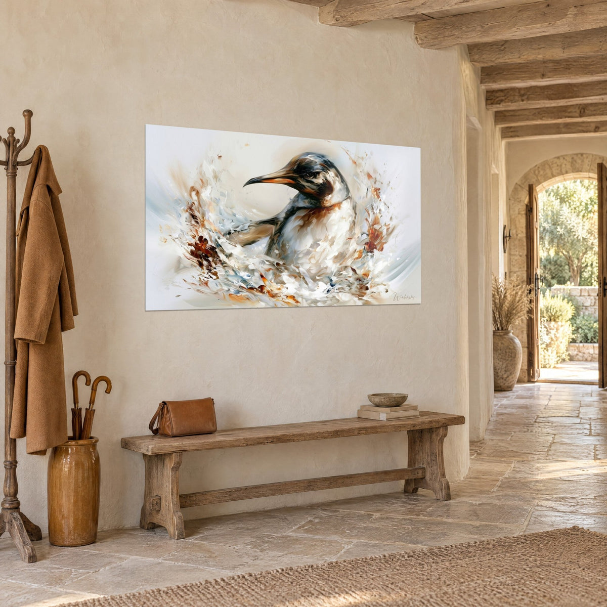 Cuadro pingüino de pico anaranjado rodeado de salpicaduras rojizas y azuladas, colgado en una pared de piedra junto a un banco rústico de madera