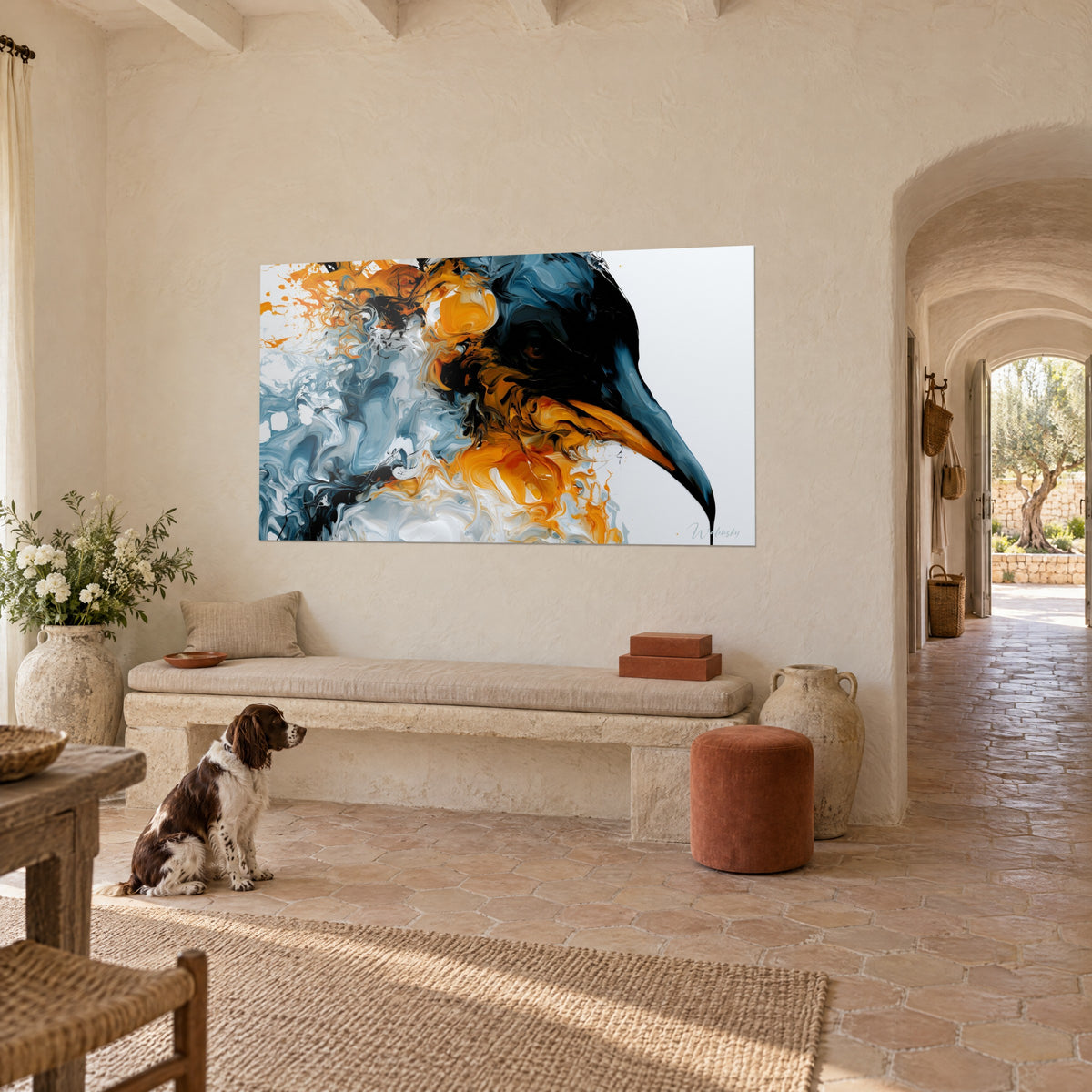 Tableau oiseau marin noir de profil, plumage encre et coulures ambre, bleu pétrole, sur un mur du mas provençal