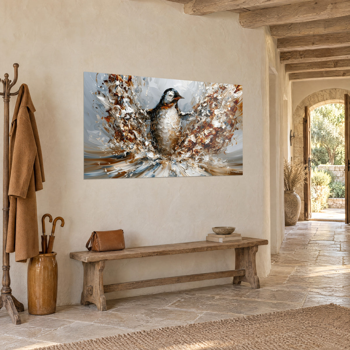 Schilderij zwart-witte poolvogel in een bundel okerkleurige en koperen verf, driekwartaanzicht in een stenen hal