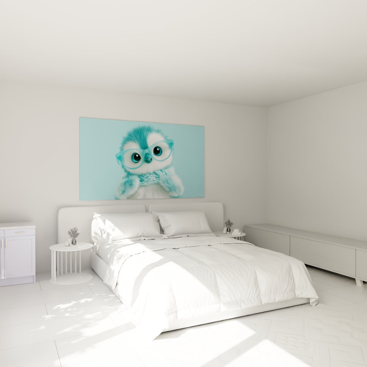 Petit pingouin turquoise à lunettes rondes et foulard tricoté, accroché au-dessus d'un lit dans une chambre claire