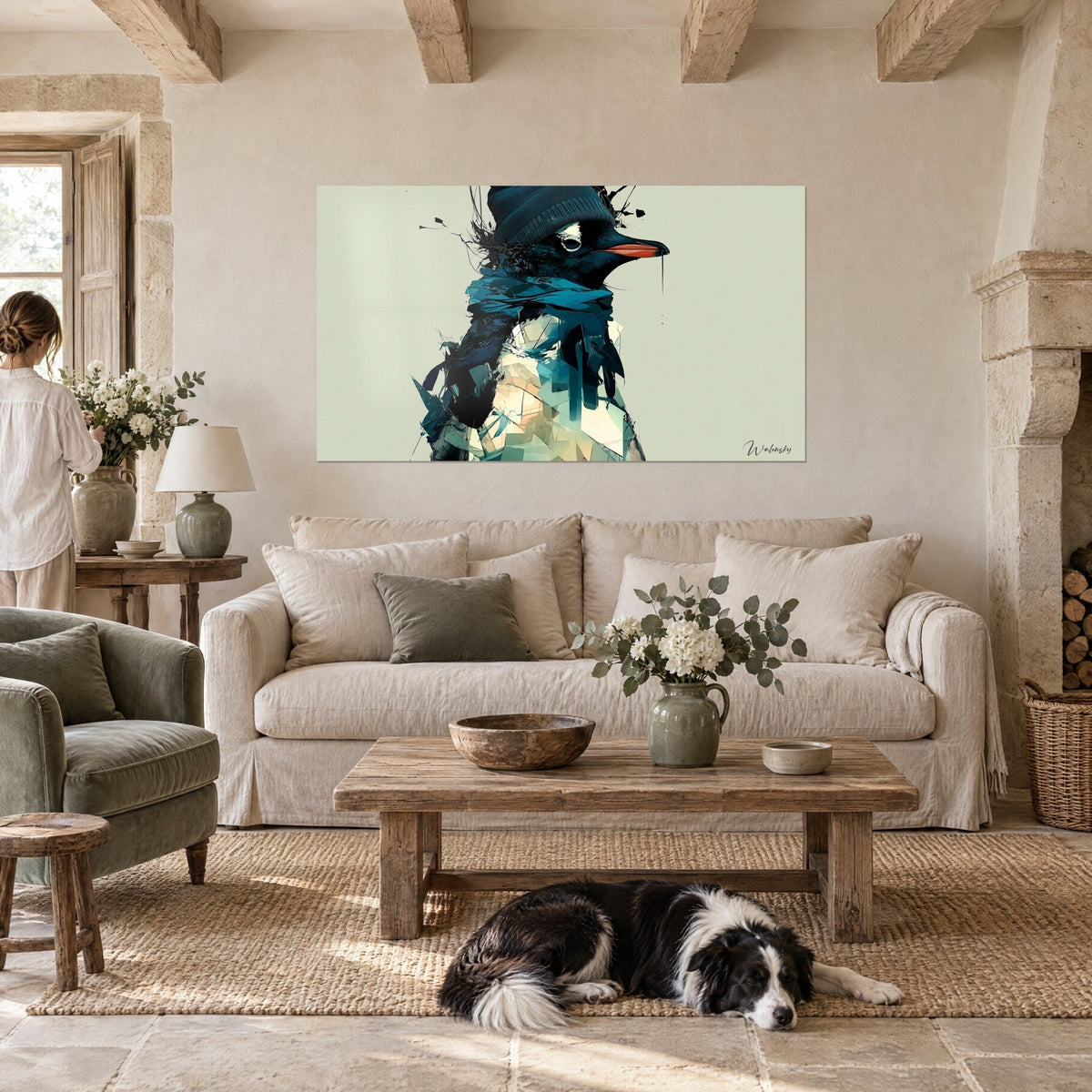 Quadro pinguino con berretto nero e sciarpa blu petrolio, piumaggio esploso in schegge, sopra un divano in un soggiorno luminoso