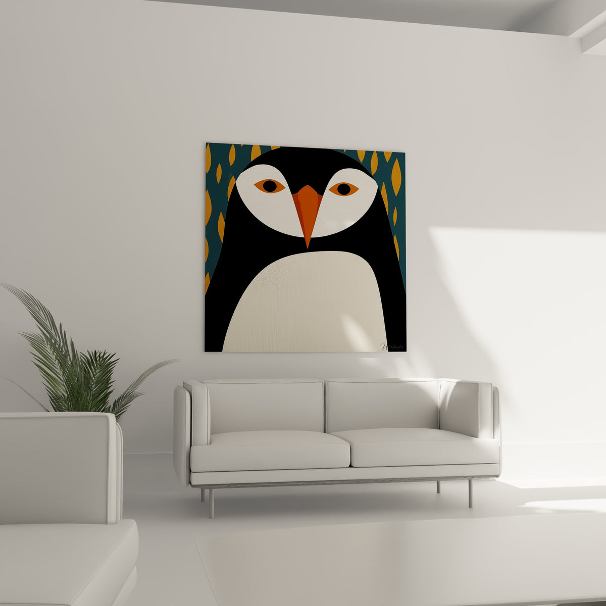 Regard intense du pingouin noir et blanc, fond bleu marine à motifs dorés, au-dessus d'un canapé dans un salon lumineux