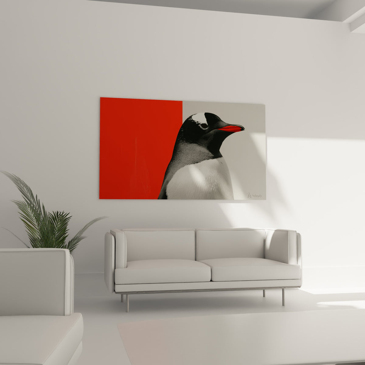Profil de pingouin au bec écarlate sur fond rouge et gris, suspendu au-dessus d'un canapé dans un salon lumineux